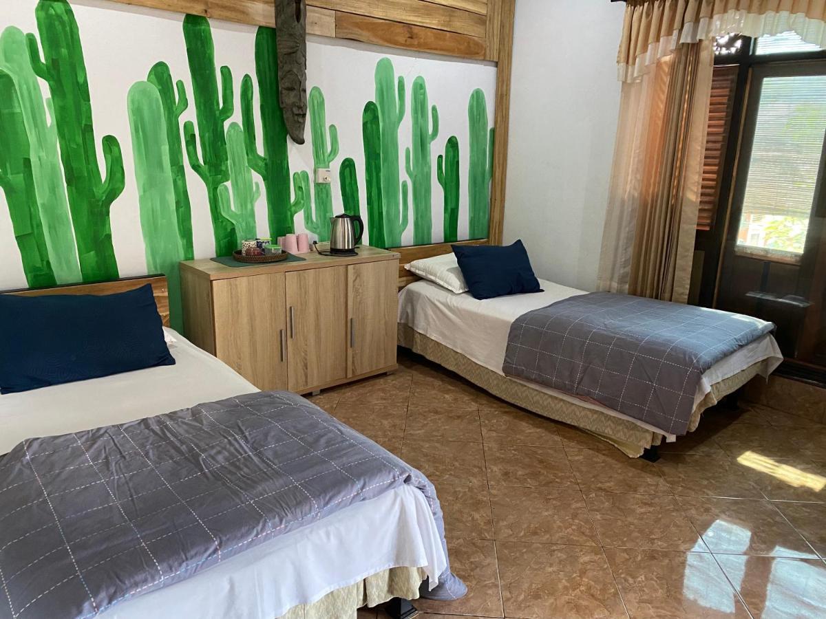 Kayuna Homestay Падангбай Екстериор снимка