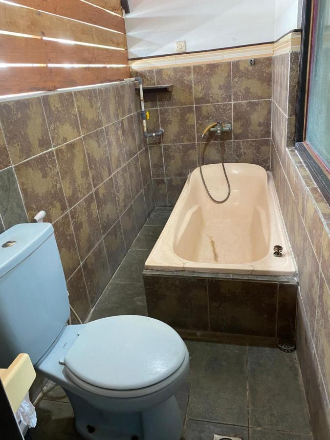 Kayuna Homestay Падангбай Екстериор снимка